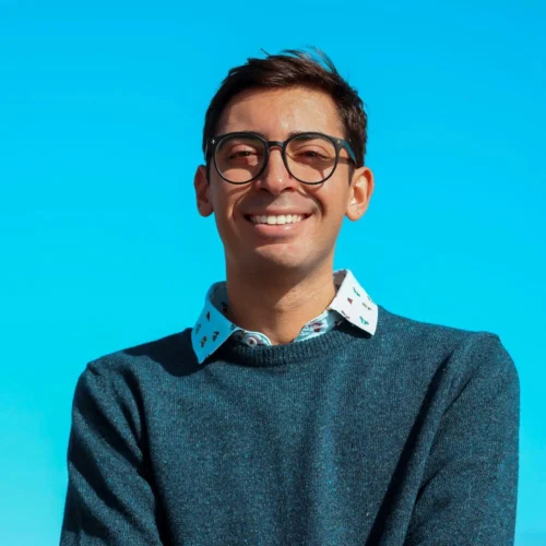 Job seeker using Curriculo AI resume builder on laptop